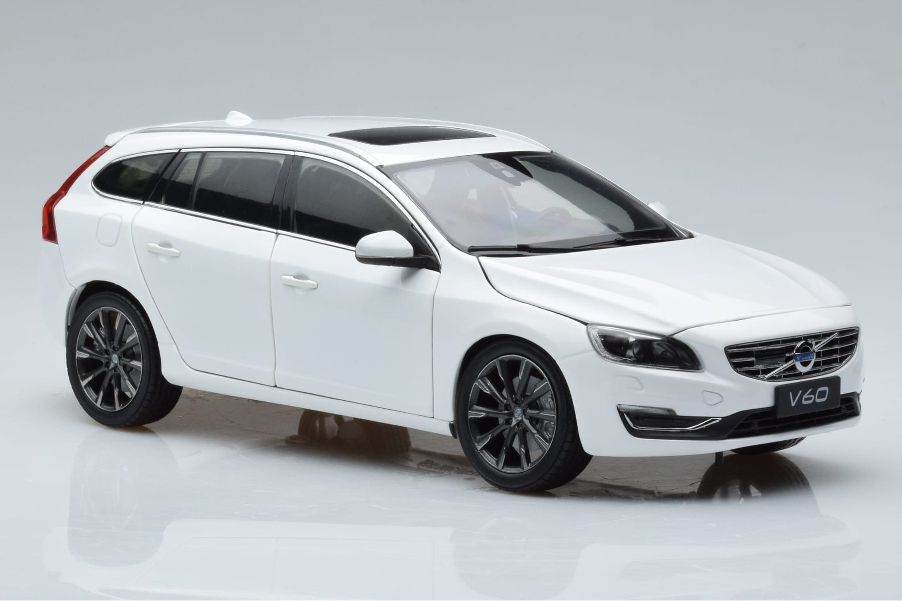 Volvo V60 D3 Crystal White FAW 1:18 9430840 Diecast - image 5 of 7