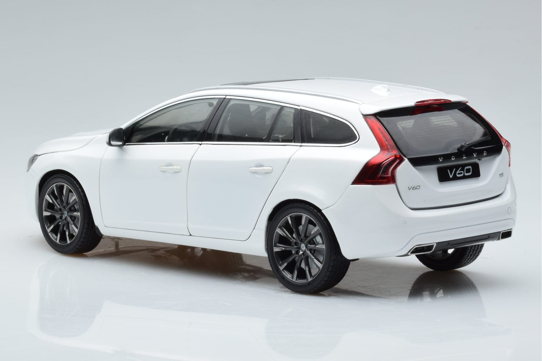 Volvo V60 D3 Crystal White FAW 1:18 9430840 Diecast - image 6 of 7