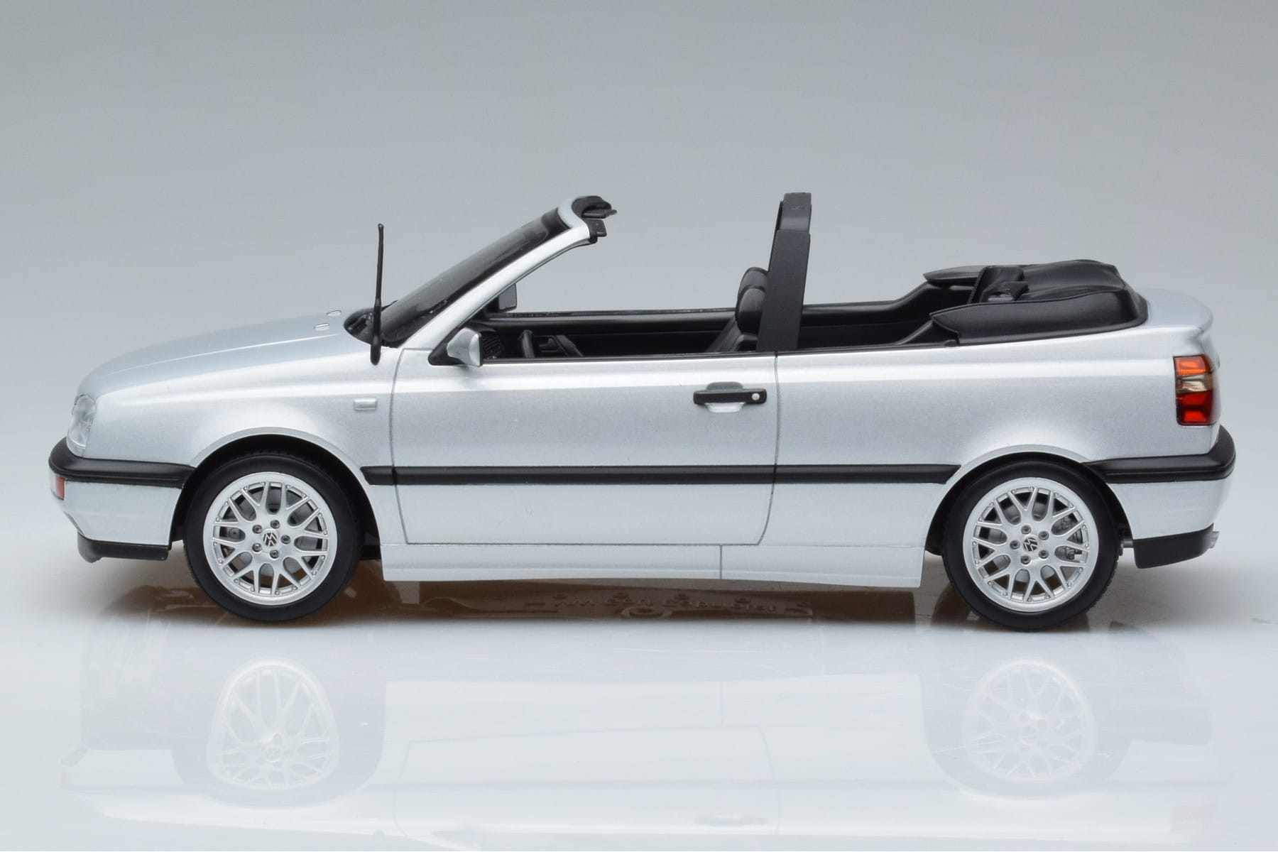Volkswagen Golf Mk3 Cabriolet Silver Norev 1:18 188468 Diecast - image 3 of 6