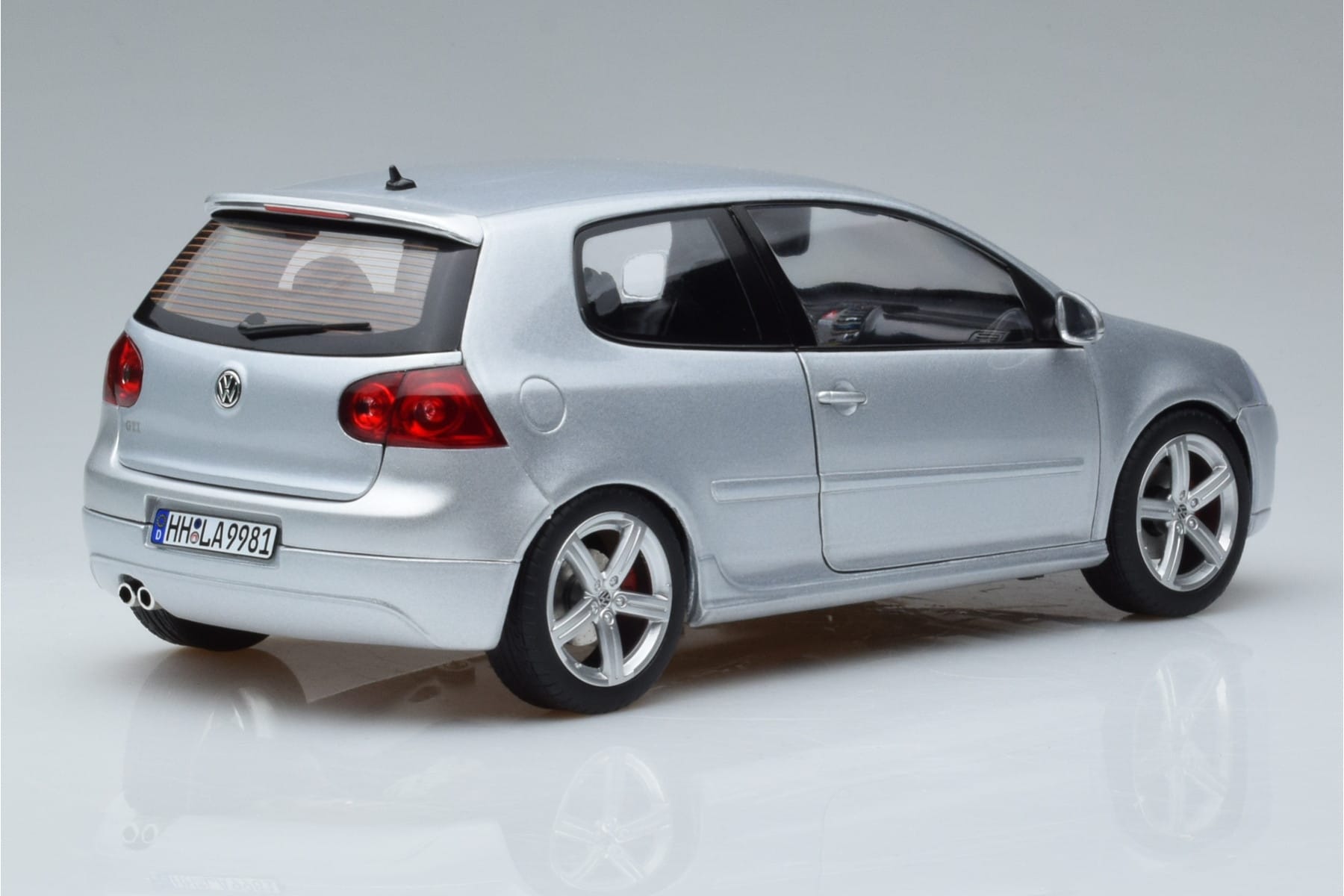 Volkswagen Golf GTI Mk5 Pirelli Edition Silver Norev 1:18 188425 Diecast - image 3 of 7