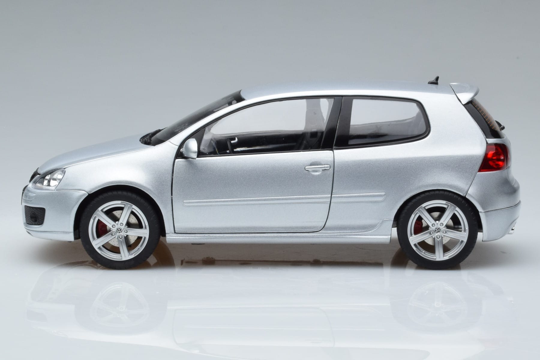 Volkswagen Golf GTI Mk5 Pirelli Edition Silver Norev 1:18 188425 Diecast - image 4 of 7