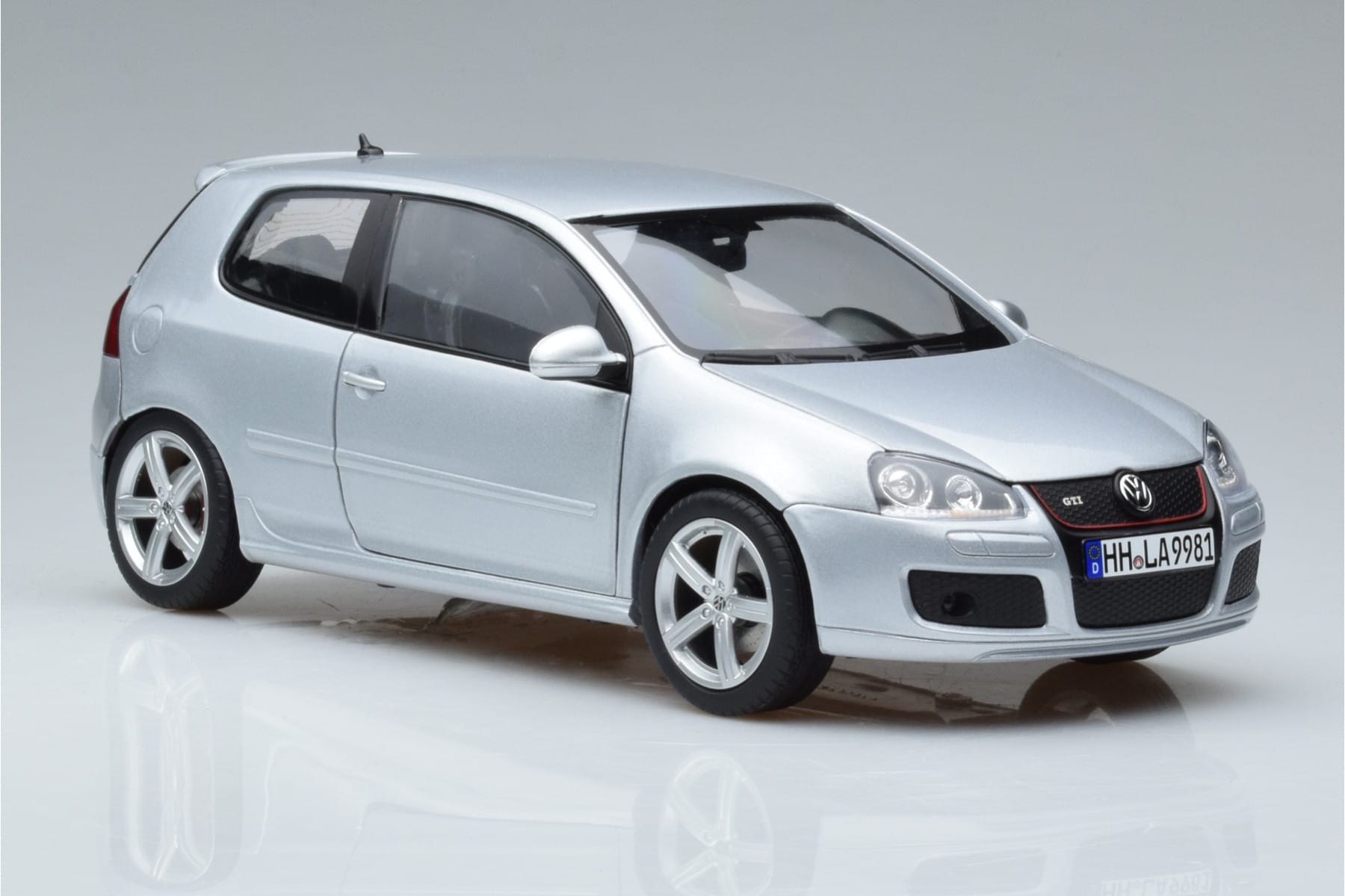 Volkswagen Golf GTI Mk5 Pirelli Edition Silver Norev 1:18 188425 Diecast - image 5 of 7