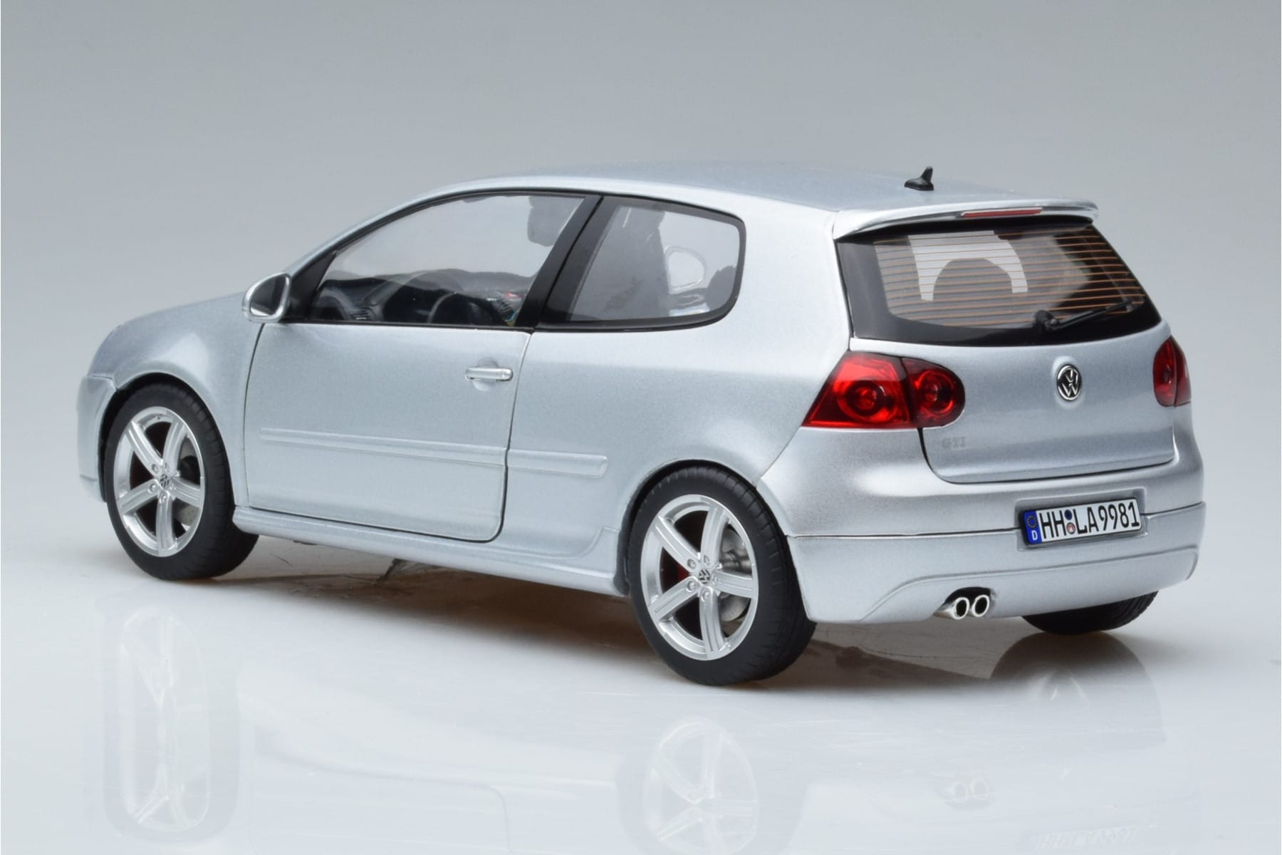 Volkswagen Golf GTI Mk5 Pirelli Edition Silver Norev 1:18 188425 Diecast - image 6 of 7