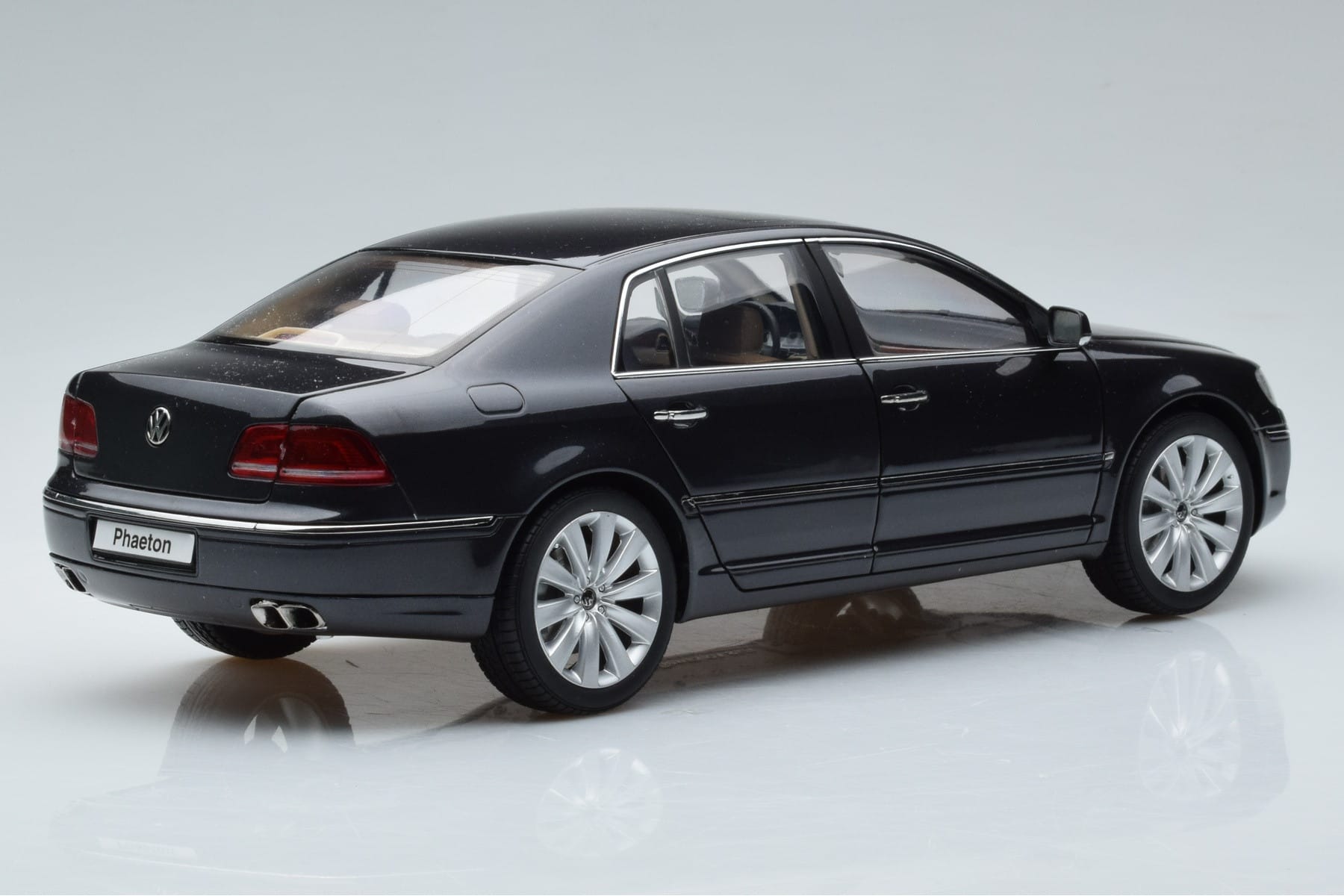 Volkswagen Phaeton V6 Mazeppa Gray Kyosho 1:18 08831MBK Diecast - image 3 of 9