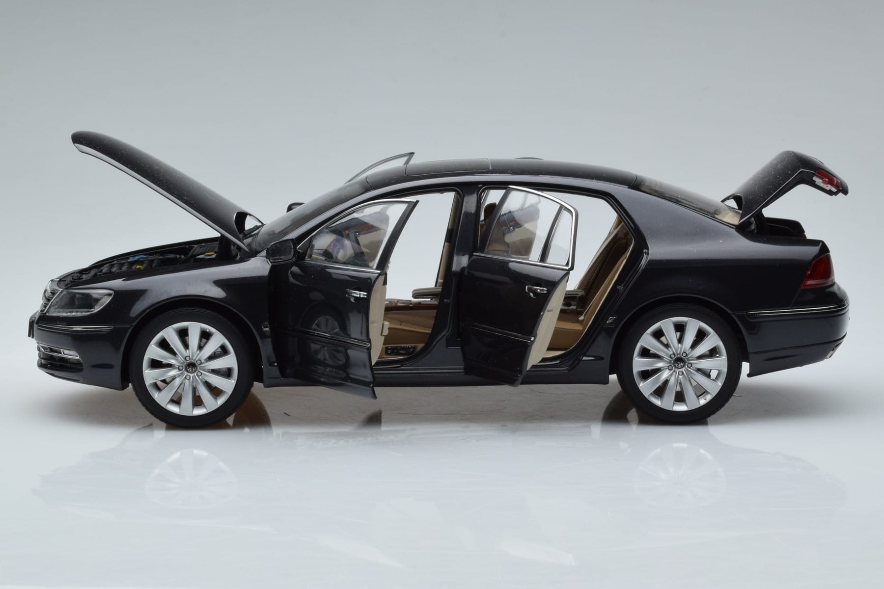 Volkswagen Phaeton V6 Mazeppa Gray Kyosho 1:18 08831MBK Diecast - image 4 of 9