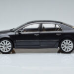 Volkswagen Phaeton V6 Mazeppa Gray Kyosho 1:18 08831MBK Diecast - image 5 of 9