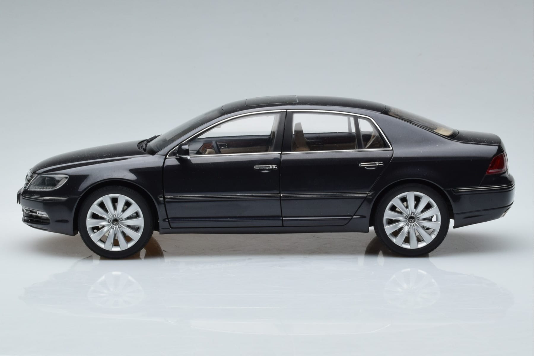 Volkswagen Phaeton V6 Mazeppa Gray Kyosho 1:18 08831MBK Diecast - image 5 of 9