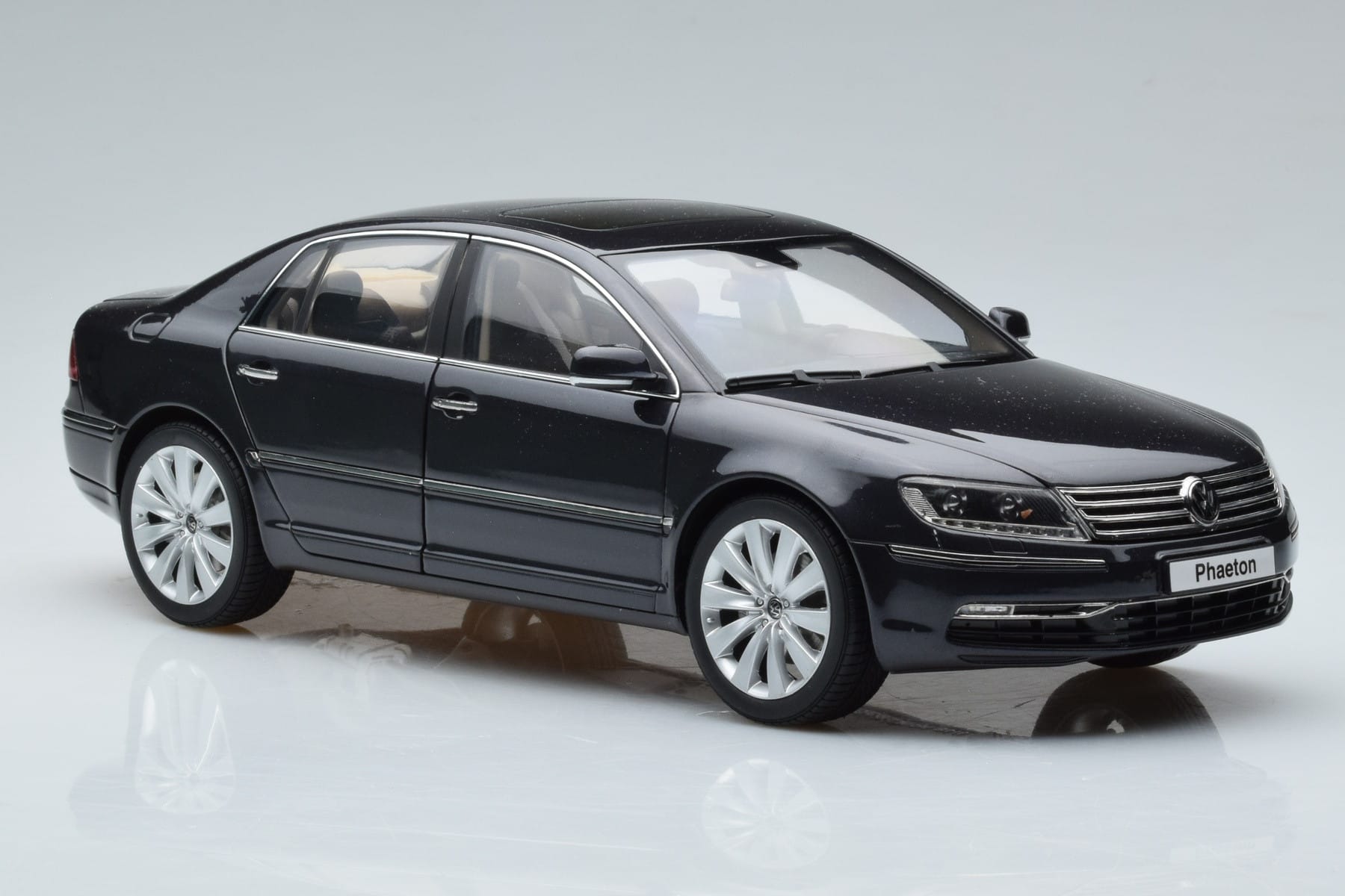 Volkswagen Phaeton V6 Mazeppa Gray Kyosho 1:18 08831MBK Diecast - image 6 of 9