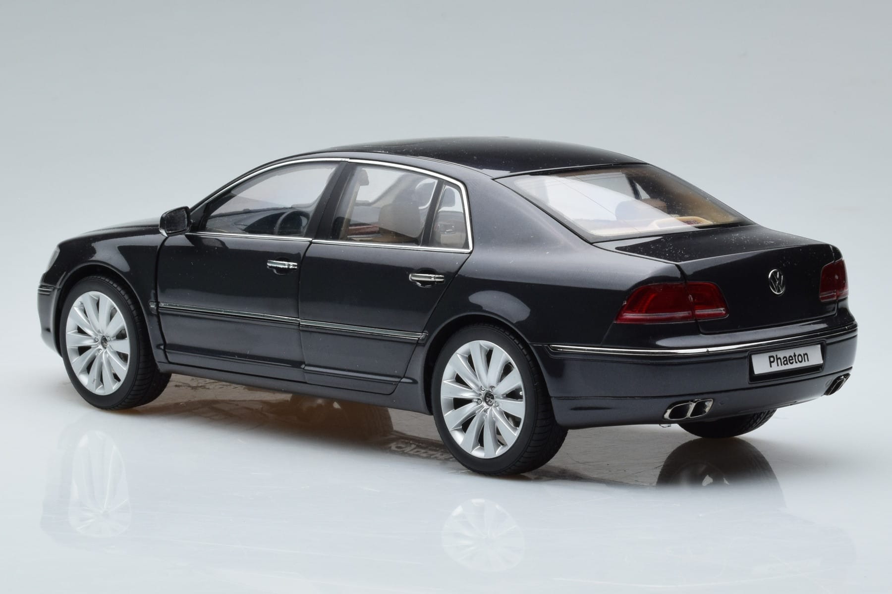 Volkswagen Phaeton V6 Mazeppa Gray Kyosho 1:18 08831MBK Diecast - image 7 of 9