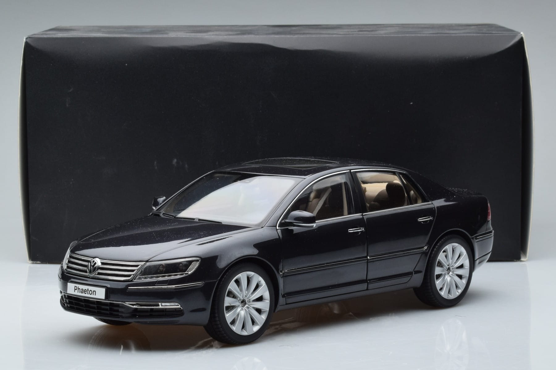 Volkswagen Phaeton V6 Mazeppa Gray Kyosho 1:18 08831MBK Diecast - image 9 of 9