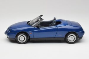 Alfa Romeo Spider 916 Periwinkle Blue Maisto 1:18 50308 Diecast - image 3 of 7