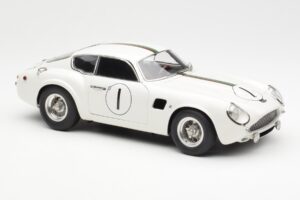 Aston Martin DB4 GT Zagato #1 24 Hours of Le Mans 1961 CMC 1:18 M-139 Diecast - image 4 of 6