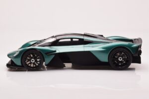 Aston Martin Valkyrie Racing Green GT Spirit 1:18 GT435 Resin - image 3 of 6