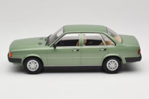 Audi 80 B2 Green MCG 1:18 MCG18525 Diecast - image 3 of 6