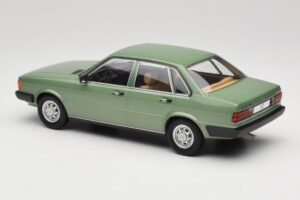 Audi 80 B2 Green MCG 1:18 MCG18525 Diecast - image 5 of 6