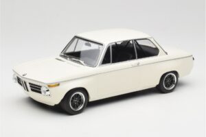 BMW 2002 White Plain Body Version Minichamps 1:18 155702600 Diecast