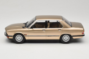 BMW 520i E28 Gold Metallic IXO 1:18 18CMC184 Diecast - image 3 of 6