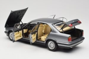 BMW 535i E34 Grey Metallic Minichamps 1:18 100024008 Diecast - image 5 of 8
