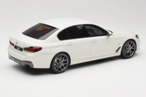 BMW 545e xDrive M-Sport G30 White GT Spirit 1:18 GT496 Resin - image 2 of 6