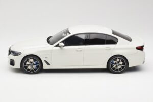 BMW 545e xDrive M-Sport G30 White GT Spirit 1:18 GT496 Resin - image 3 of 6