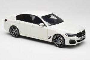BMW 545e xDrive M-Sport G30 White GT Spirit 1:18 GT496 Resin - image 4 of 6