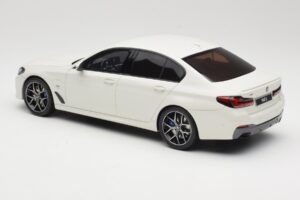 BMW 545e xDrive M-Sport G30 White GT Spirit 1:18 GT496 Resin - image 5 of 6