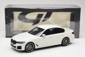 BMW 545e xDrive M-Sport G30 White GT Spirit 1:18 GT496 Resin - image 6 of 6