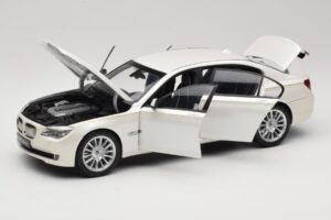 BMW 7 Series F02 760Li Brilliant White Kyosho 1:18 08783BRW Diecast - image 2 of 8