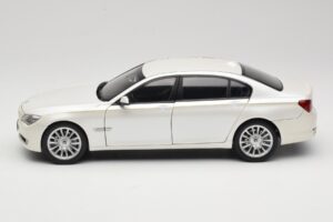 BMW 7 Series F02 760Li Brilliant White Kyosho 1:18 08783BRW Diecast - image 4 of 8