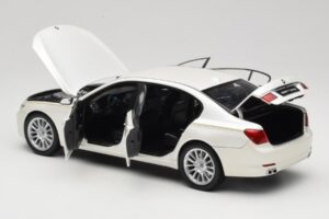 BMW 7 Series F02 760Li Brilliant White Kyosho 1:18 08783BRW Diecast - image 5 of 8
