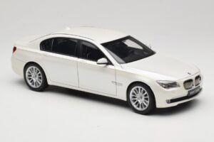BMW 7 Series F02 760Li Brilliant White Kyosho 1:18 08783BRW Diecast - image 6 of 8