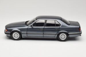 BMW 730i E32 Grey Metallic Minichamps 1:18 100023005 Diecast - image 4 of 8