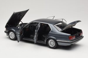 BMW 730i E32 Grey Metallic Minichamps 1:18 100023005 Diecast - image 5 of 8