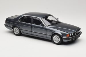 BMW 730i E32 Grey Metallic Minichamps 1:18 100023005 Diecast - image 6 of 8