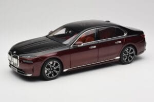 BMW i7 G70 Black & Red Metallic Minichamps 1:18 110023201 Diecast