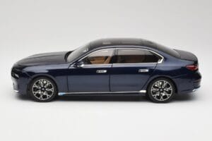 BMW i7 G70 Blue Metallic Minichamps 1:18 110023202 Diecast - image 4 of 8
