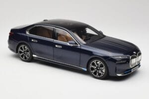 BMW i7 G70 Blue Metallic Minichamps 1:18 110023202 Diecast - image 6 of 8