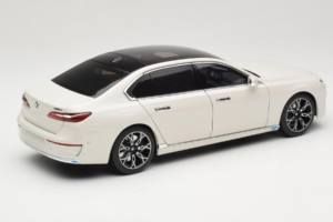BMW i7 G70 White Metallic Minichamps 1:18 110023200 Diecast - image 3 of 8