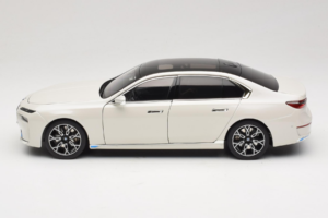 BMW i7 G70 White Metallic Minichamps 1:18 110023200 Diecast - image 4 of 8