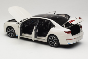 BMW i7 G70 White Metallic Minichamps 1:18 110023200 Diecast - image 5 of 8