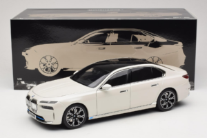 BMW i7 G70 White Metallic Minichamps 1:18 110023200 Diecast - image 8 of 8