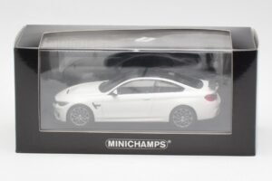 BMW M4 GTS F82 White With Grey Wheels Minichamps 1:43 410025221 Diecast - image 4 of 4