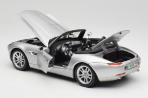 BMW Z8 E52 Titanium Silver Maisto 1:18 536896 Diecast - image 5 of 8