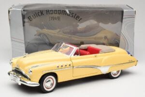 Buick Roadmaster Chrome Yellow Motormax 1:18 23124646-M17 Diecast - image 8 of 8