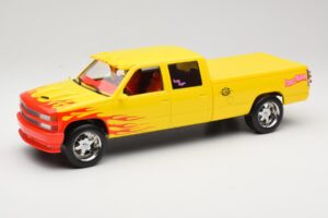 Chevrolet C2500 Silverado Pussy Wagon From Kill Bill Yellow GreenLight 1:18 19015 Diecast