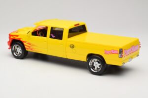 Chevrolet C2500 Silverado Pussy Wagon From Kill Bill Yellow GreenLight 1:18 19015 Diecast - image 5 of 6