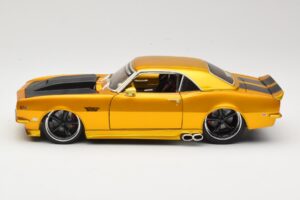 Chevrolet Camaro Z/28 Gold Maisto 1:18 31066 Diecast - image 4 of 8