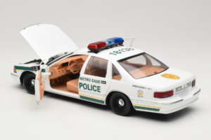 Chevrolet Caprice Metro Dade Police UT Models 1:18 21024 Diecast - image 5 of 8