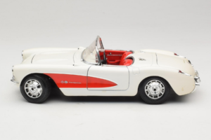 Chevrolet Corvette C1 White & Red Bburago 1:18 3024-M3 Diecast - image 4 of 8