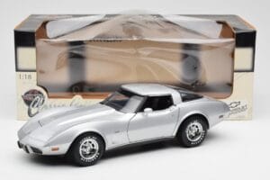 Chevrolet Corvette C3 Silver UT Models 1:18 21072 Diecast - image 8 of 8